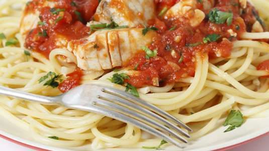 Χοντρά μακαρόνια με σάλτσα ξιφία και ελιές